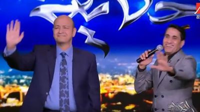 شاهد.. عمرو أديب يرقص ويغني على أنغام 
