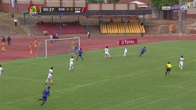 شاهد بالفيديو| سقطة كوميدية لمدافع المنتخب أمام آي سواتيني كادت تتسبب في هدف