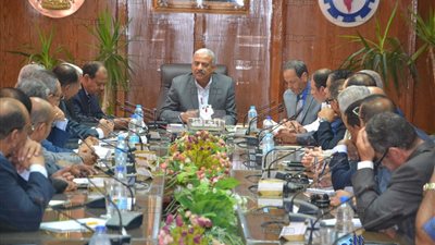 محافظ السويس يلتقى برؤساء شركات البترول والتأكيد على المشاركة المجتمعية (صور)  