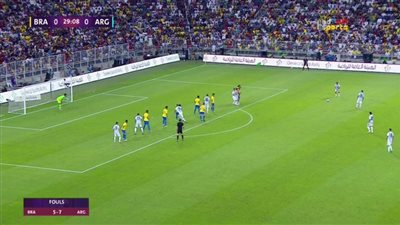 ركلة حرة خطيرة من ديبالا تمر بجوار مرمى البرازيل (فيديو)