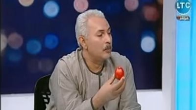 نقيب الفلاحين يتناول ثمرة 