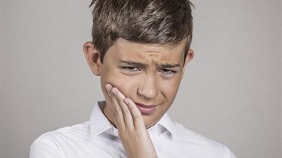 هكذا تتصرفين إذا كسر سن طفلك الدائم