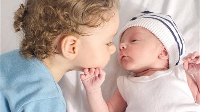 غيرة الطفل الأول من المولود الجديد.. كيف تتعاملين معها؟