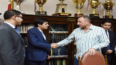 الأهلي يستقبل وفد الفيفا والكاف.. ومرتجي يهديه علم النادي