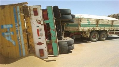 عاجل.. انقلاب مقطورة محملة بـ 50 طن قمح بالفيوم