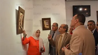 رئيس جامعة الفيوم يفتتح معرض هارمونيات نسيجية