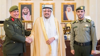 عاجل- السعودية| أمير القصيم يُقلد مدير الجوازات رتبته الجديدة