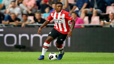 جناح إيندهوفن يشعل المنافسة بين ليفربول ومانستر يونايتد