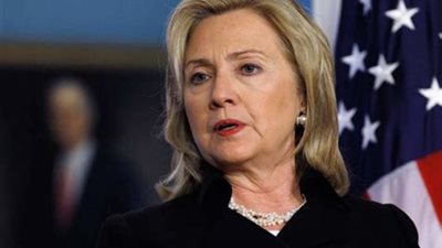 شاهد.. سيارة هيلارى كلينتون تصطدم بعمود خرساني