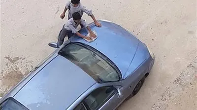 نائب محافظ السويس ووكيل التعليم يوقفان معلم غسيل السيارة عن العمل وتحويل المدير للتحقيق