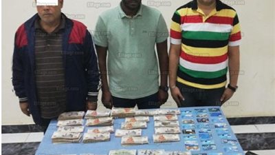 ضبط 3 أشخاص بحوزتهم بنك عملات متحرك بالإسكندرية 