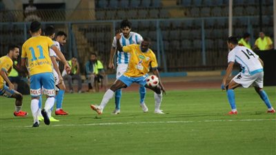 خناقة بين لاعبي بيراميدز والإسماعيلي بسبب عدم احتساب ضربة جزاء (فيديو)