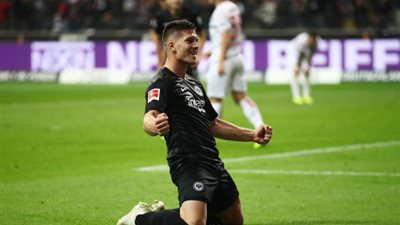 مهاجم فرانكفورت يسجل 5 أهداف في مباراة واحدة ويرسم لوحة فنية بهدف خيالي