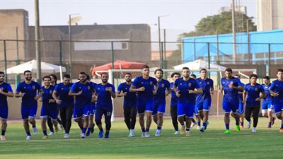 جلسة فنية للاعبي الأهلي في التدريب الصباحي