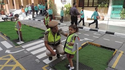 إنشاء مدينة مرورية متنقلة للأطفال لتعليمهم قواعد القيادة السليمة بمدرسة القديس ميخائيل للراهبات بالفيوم (صور) 