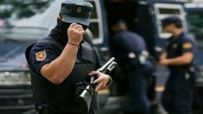 إصابة 11 شرطيا في محاولة هروب جماعي من معتقل بإسبانيا
