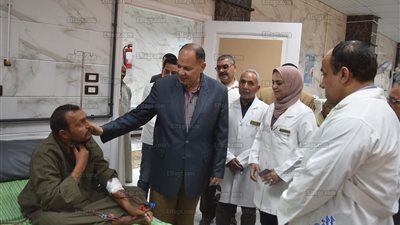 محافظ الفيوم يتفقد وحدة الغسيل الكلوي بمستشفى سنورس.. ويوجه بشن حملات للتبرع بالدم (صور)