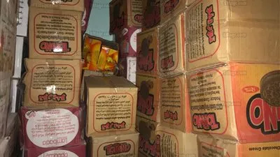 ضبط 12 ألف و240 عبوة بسكويت منتهية الصلاحية بمخزن لتخزين المواد الغذائية بالفيوم (صور) 