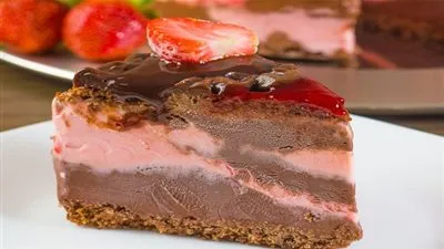 طريقة بسيطة لعمل قالب الكيك بالآيس كريم والفراولة