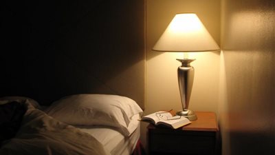 دراسة توضح مدى تأثير القراءة في الإضاءة الخافتة على ضعف النظر