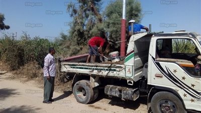 للقضاء على الظلام.. تركيب 52 عامود إنارة بشوارع المدادمود بالأقصر (صور)