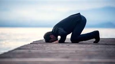 حكم الصلاة في القطار المتحرك وفقا للمذاهب الأربعة 