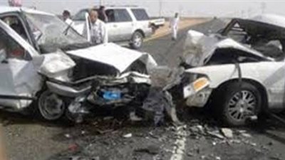 بالأسماء.. إصابة 16عاملاً في حادث تصام سيارتين بطريق 