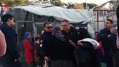 الشرطة اليونانية توقف ضابطًا عن العمل بسبب لاجئة مسنة