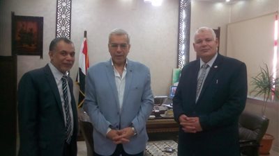 وكيل تعليم القليوبية ومدير تنسيق التعليم الفني بالوزارة يناقشان اليات سد العجز بالمدارس الفنية 