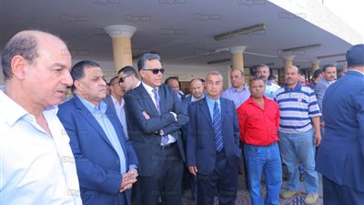 وزير النقل يفاجئ محطة قطارات بنها.. وينتقد حالة النظافة (صور)
