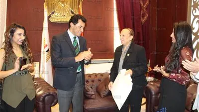 وزير الرياضة يكرم رئيس الإدارة المركزية للمنشآت الشبابية (صور)