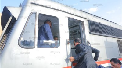 وزير النقل يستقل قطار 915 من بنها إلى الاسكندرية (صور)