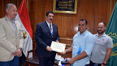 محافظ القليوبية يكرم متحدي الإعاقة الحاصلين على ميداليات فضية وبرونزية في رفع الأثقال (صور)