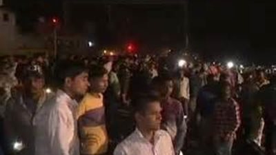 لحظة دهس قطار حشدًا من المحتفلين بالهند