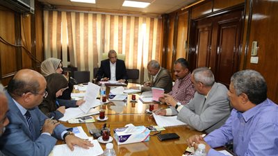 محافظ قنا يوجه بالتصدي لظاهرة تسول الأطفال 