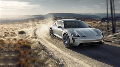 بورش تعمل على نسخة إنتاجية من Mission E Cross Turismo