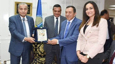 وزير التموين يكرم محافظ البحيرة الأسبق