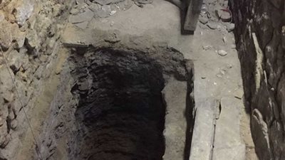 ضبط 4 أشخاص لتنقيبهم عن الآثار أسفل منزل بقرية 