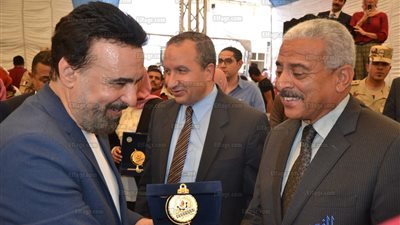 جامعة السويس تكرم 