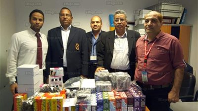 إحباط تهريب كمية من زيت الشيش الإلكترونية وأدوات التجميل بجمارك مطار الغردقة الدولي (صور)