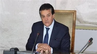 وزير التعليم العالي يكرم موظفًا بمعهد طنطا التجاري لأمانته