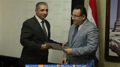 بالصور.. محافظ الإسكندرية يسلم نقيب الصيادلة أرض نادي كورنيش سابا باشا