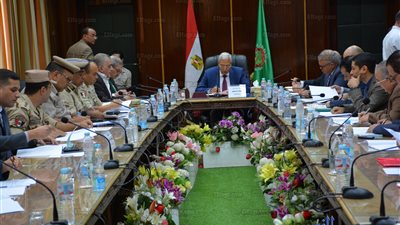 محافظ الدقهلية يبحث إزالة التعديات على بحيرة المنزلة (صور)