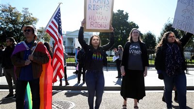 عشرات المثليين يتظاهرون أمام البيت الأبيض للاعتراف بهم