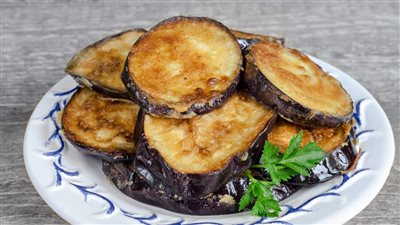 طريقة عمل الباذنجان المقلي (فيديو)
