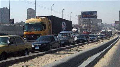 شلل مروري بمنزل طريق الأوتوستراد بسبب سقوط حمولة سيارة محملة بالحديد