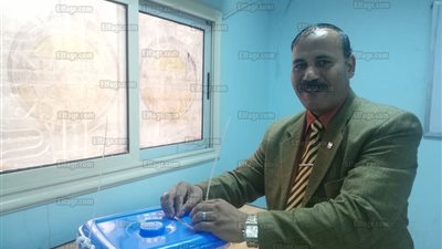 نقيب العلميين بالفيوم يدلي بصوته في انتخابات التجديد النصفي (صور)