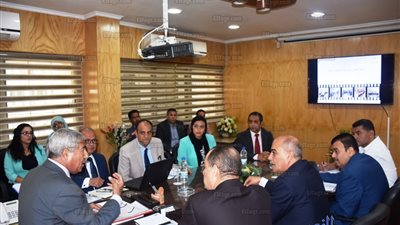 محافظ أسوان يوافق على إنشاء مجمع خدمات حكومي نموذجي لخفض الرسوم المقررة لطالبي الخدمات