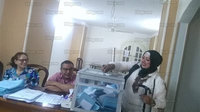 بالصور.. عميدة كلية العلوم ببني سويف تدلي بصوتها بانتخابات نقابة العلميين