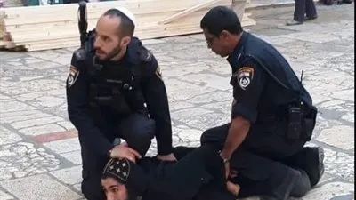 اعتداء قوات الاحتلال الإسرائيلي علي رهبان الكنيسه القبطيه بالقدس (صور)